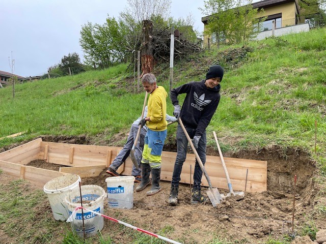 Martin Buchs und die Jugendlichen bei der Arbeit im Naturschutzgebiet Rotsee.