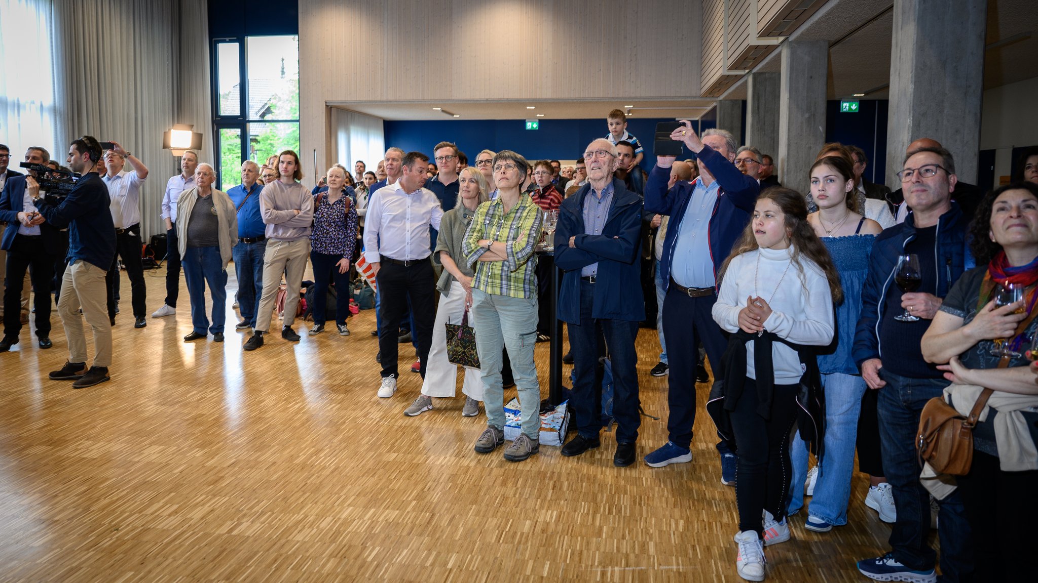 Die Bevölkerung wartet gespannt auf die Verkündung der Resultate.