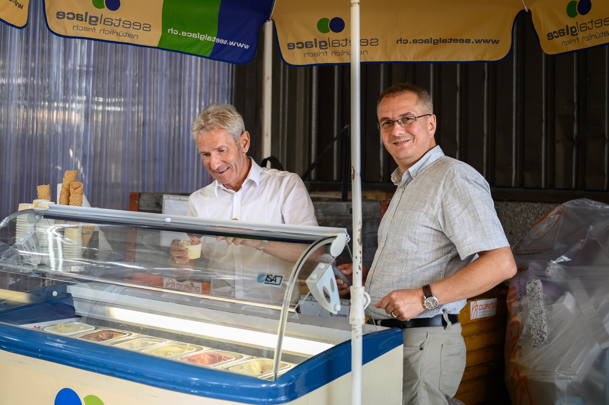 Mark Pfyffer (l.) und Daniel Gasser wechseln die Rolle und verteilen fleissig Glacé.